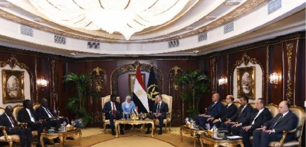 وزير الداخلية يلتقي وزير خارجية جنوب السودان لتعميق التعاون الثنائي