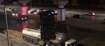 انقلاب تريلا محملة بالمواد البترولية على طريق التسعين الجنوبي في بالتجمع