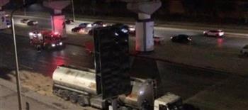 انقلاب تريلا محملة بالمواد البترولية على طريق التسعين الجنوبي في بالتجمع