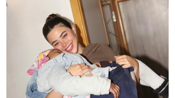 يارا السكري تشارك جمهورها صور لها مع ليلى محاربة السرطان 