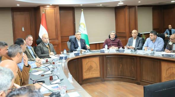 محافظ الجيزة يعقد لقاءً مع رؤساء الأحياء والمراكز لرفع كفاءة 74 نفقًا أسفل الطريق الدائري