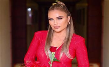 نيكول سابا تستقبل العام الجديد  بفستان أحمر مزين بالريش 