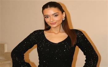 ملك زاهر بأناقة الشراشيب استعدادا للعام الجديد