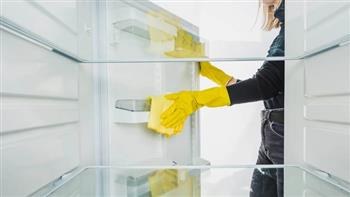 وداعًا للدهون والروائح.. طريقة آمنة لتنظيف الثلاجة من الداخل والخارج