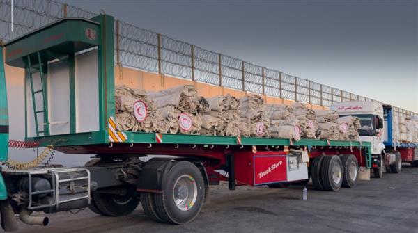 قافلة المساعدات الـ99 تدخل إلى الفلسطينيين بقطاع غزة 