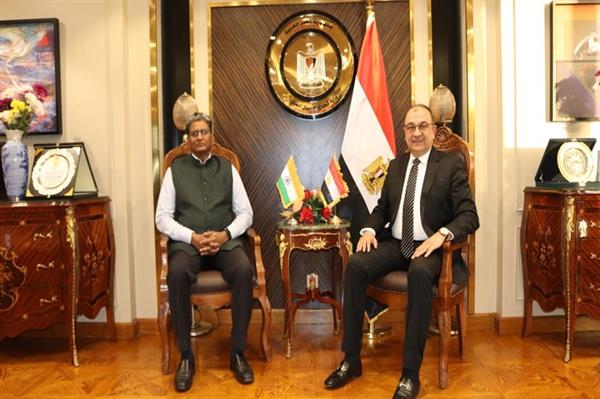 وزير قطاع الأعمال يبحث مع سفير الهند ورئيس شركة الفنادق الهندية المحدودة تعزيز التعاون 