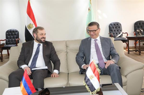 وزير الزراعة يبحث مع وزير الاقتصاد الأرميني آفاق التعاون الزراعي المشترك وزيادة فرص الاستثمار 