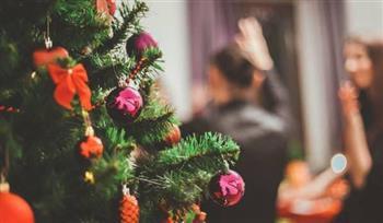 في ليلة رأس السنة.. إليك طرق تحافظ على شجرة الزينة طبيعية ونضرة