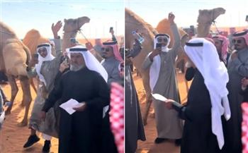 فيديو.. ناقة تباغت شابًا بركلة قوية أثناء تصوير مهرجان الملك عبدالعزيز للإبل