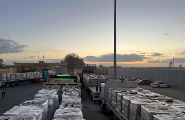 الهلال الأحمر المصري: 130 ألف سلة غذائية و22 ألف قطعة ملابس شتوية تنقلها "زاد العزة" الـ99 إلى غزة