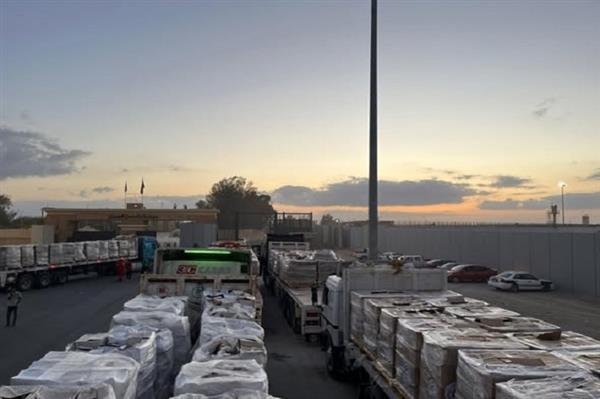 الهلال الأحمر المصري: 130 ألف سلة غذائية و22 ألف قطعة ملابس شتوية تنقلها "زاد العزة" الـ99 إلى غزة 