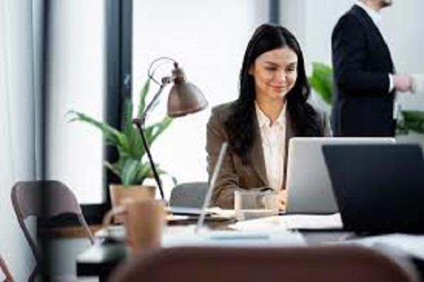 للموظفات الجدد.. عادات تزيد من نجاحك في العمل خطوة بخطوة 