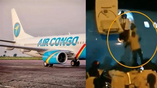 لن تصدق.. ركاب طائرة يقفزون من الباب بعد اختفاء السلم