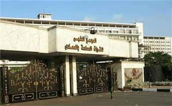 المجمع الطبي للقوات المسلحة بالمعادي يستضيف خبيرًا عالميًا في جراحة المسالك البولية النسائية