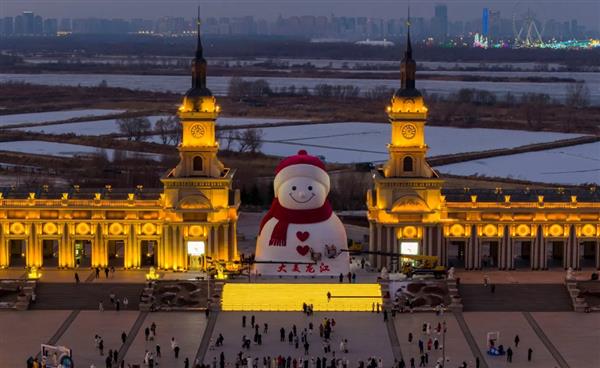 نصب تذكاري من الثلج.. الصين تودّع 2025 بتحفة فنية استثنائية 