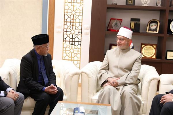 مفتي الجمهورية يبحث مع مفتي ولاية بيراك الماليزية سبل تعزيز التعاون الإفتائي 