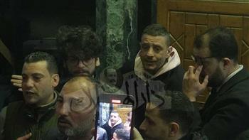 الحزن يخيم على أحمد الفيشاوى خلال تلقيه عزاء والدته