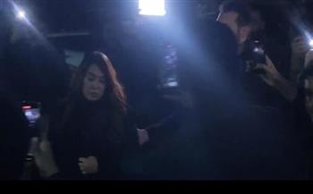 عمرو يوسف وكندة علوش يقدمان واجب العزاء في الفنانة سمية الألفي 