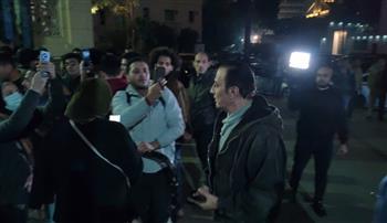 طارق علام يقدم واجب العزاء في الفنانة سمية الألفي