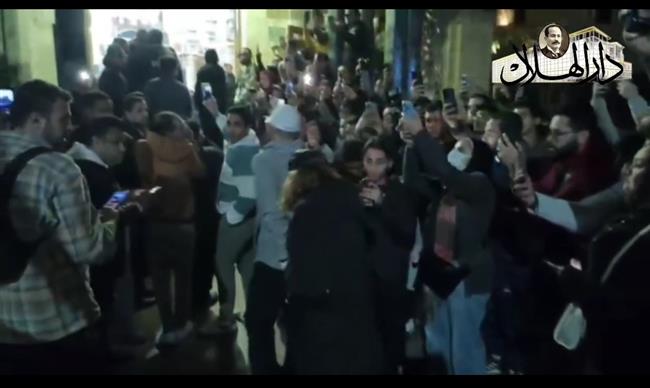 منة شلبي تقدم واجب العزاء في الفنانة سمية الألفي