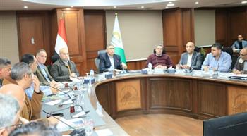 محافظ الجيزة يعقد لقاءً مع رؤساء الأحياء والمراكز لرفع كفاءة 74 نفقًا أسفل الطريق الدائري