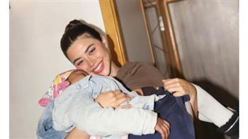 يارا السكري تشارك جمهورها صور لها مع ليلى محاربة السرطان 