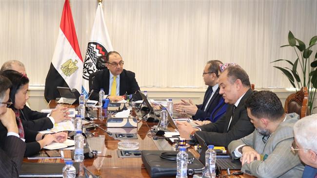 وزير قطاع الأعمال يعقد اجتماعًا دوريا لمتابعة مستجدات المشروع القومي لتطوير صناعة الغزل والنسيج