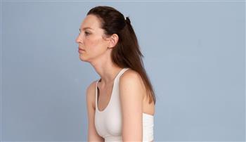 وضعية جسمك سر شبابك.. أخطاء شائعة تجعلك تبدين أكبر سنًا