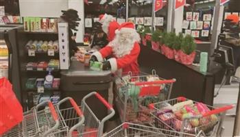 قبل الكريسماس.. بابا نويل يسرق الطعام من متجر بقالة ويوزعه على الفقراء