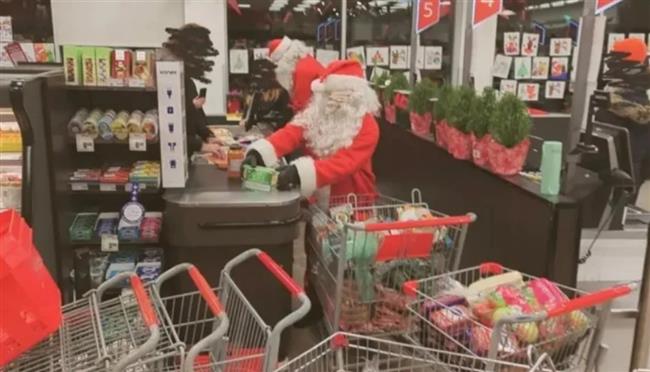 قبل الكريسماس.. بابا نويل يسرق الطعام من متجر بقالة ويوزعه على الفقراء