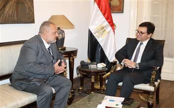 وزير الثقافة يلتقي الفنان خالد الصاوي لبحث إنشاء المركز الدولي للتدريب على فنون المسرح