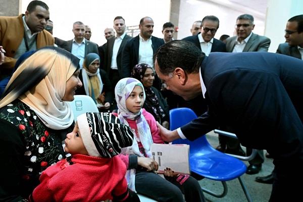 مدبولي يجري حوارًا مع المترددين على مركز "طب الأسرة" بالفهميين في الجيزة