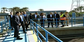 رئيس الوزراء يتفقد محطة مياه الشرب بأرض المشتل بمركز الصف.. ويضغط على زر تفعيل التشغيل
