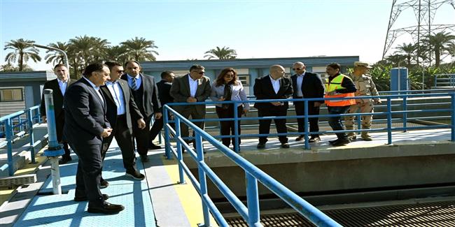 رئيس الوزراء يتفقد محطة مياه الشرب بأرض المشتل بمركز الصف.. ويضغط على زر تفعيل التشغيل