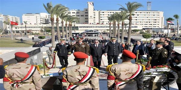 احتفالًا بالعيد القومي الـ69.. محافظ بورسعيد يضع إكليلًا من الزهور على النصب التذكاري بميدان الشهداء 