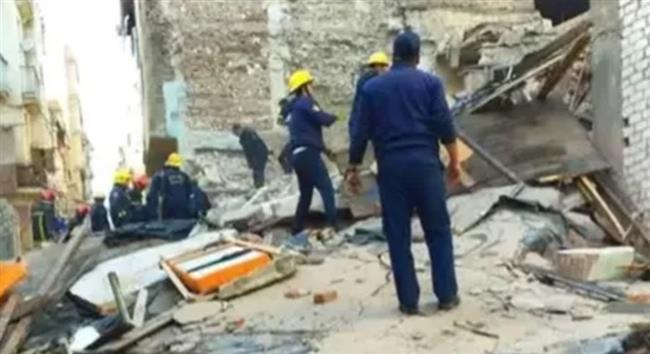  استخراج مسنة على كرسي متحرك من أسفل أنقاض عقار إمبابة المنهار