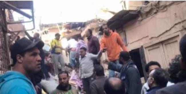  استخراج 5 مصابين من أسفل أنقاض عقار إمبابة المنهار 