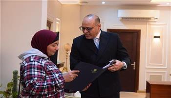 وزير العمل يوفر إعانة مالية وفرصة عمل لصاحبة الفيديو المتداول بشأن التخلي عن أبنائها الأربعة