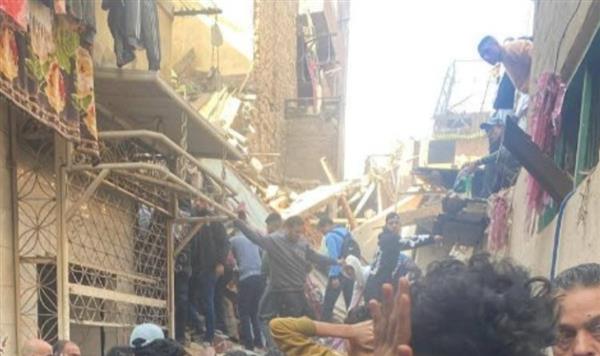 مع استمرار عمليات البحث.. الاستعانة بلوادر لرفع ركام عقار إمبابة المنهار 