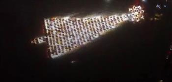 شاهد.. 500 سيارة تشكّل شجرة عيد ميلاد ضخمة في روسيا