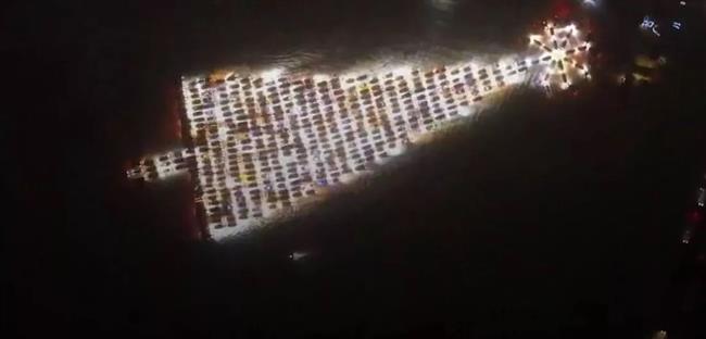 شاهد.. 500 سيارة تشكّل شجرة عيد ميلاد ضخمة في روسيا