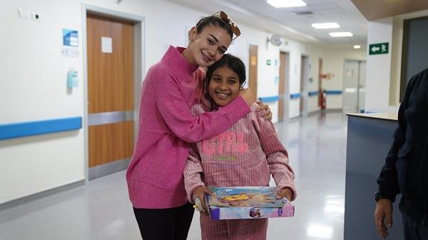 بسنت أبو باشا تزور أحد مستشفيات الأطفال في زيارة إنسانية مليئة بالحب.. صور  