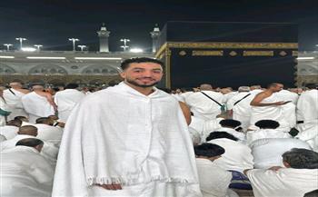 محمد عبد المنعم يؤدي مناسك العمرة