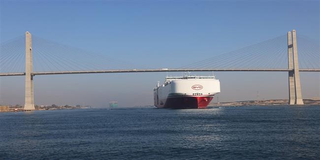 بطول 400 متر.. قناة السويس تشهد عبور إحدى أكبر سفن الحاويات في العالم