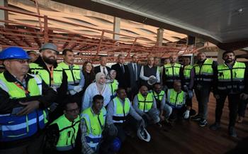 تثبيت أول قطعة خشبية على الهيكل الخاص بإعادة تركيب مركب خوفو الثانية بالمتحف المصري الكبير