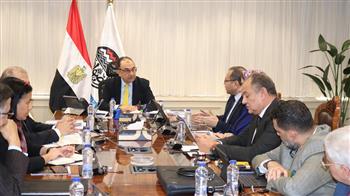 وزير قطاع الأعمال يعقد اجتماعًا دوريا لمتابعة مستجدات المشروع القومي لتطوير صناعة الغزل والنسيج