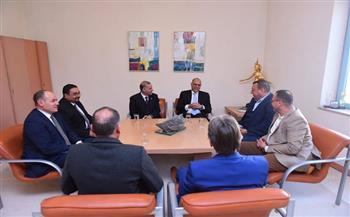 وزير العمل يفتتح ندوة توعوية بقانون العمل الجديد بجامعة هليوبوليس.. ويسلم عقود لذوي همم