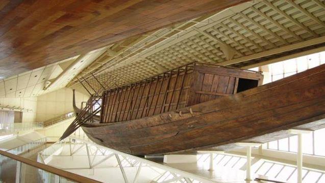 عضو لجنة التاريخ والآثار يكشف تفاصيل إعادة تركيب مركب خوفو الثانية أمام الزائرين بالمتحف الكبير