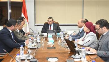 وزير الإسكان يبحث مع الشركة الوطنية تنظيم الإعلانات على الطرق بالمدن الجديدة