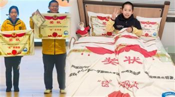 بدلًا من شهادات التقدير.. مدرسة صينية توزع بطانيات وملايات سرير على المتفوقين